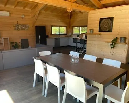Maison En Bois Moderne Et Spacieuse Avec Piscine Сустон
