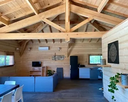 Σπίτι διακοπών Maison En Bois Moderne Et Spacieuse Avec Piscine *