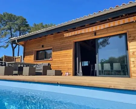 Maison En Bois Moderne Et Spacieuse Avec Piscine Σπίτι διακοπών