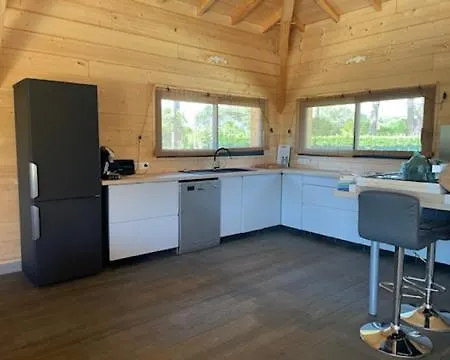 Maison En Bois Moderne Et Spacieuse Avec Piscine Σπίτι διακοπών