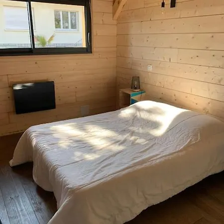 Maison En Bois Moderne Et Spacieuse Avec Piscine *