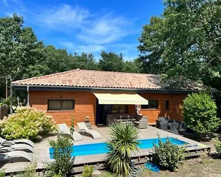 Holiday home Maison En Bois Moderne Et Spacieuse Avec Piscine