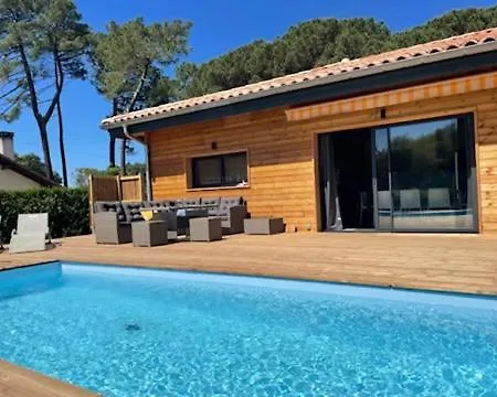 Maison En Bois Moderne Et Spacieuse Avec Piscine *