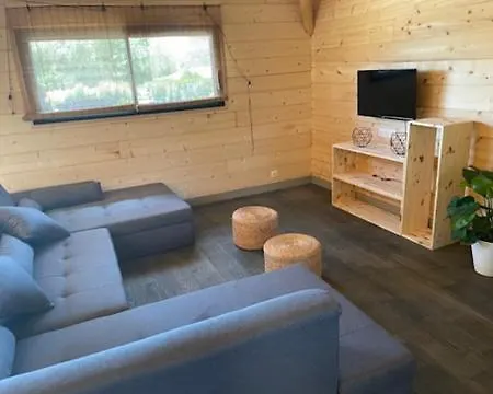 Maison En Bois Moderne Et Spacieuse Avec Piscine Holiday home *