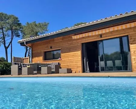 Maison En Bois Moderne Et Spacieuse Avec Piscine Holiday home *