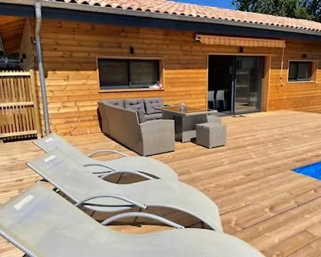 Holiday home Maison En Bois Moderne Et Spacieuse Avec Piscine