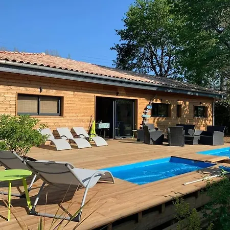 Maison En Bois Moderne Et Spacieuse Avec Piscine Holiday home *